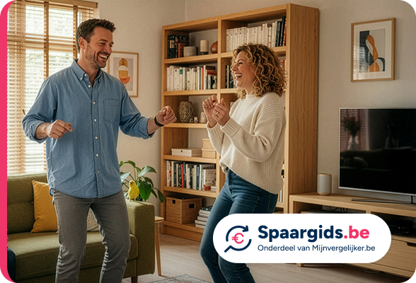 Man en vrouw dansen en lachen samen in een gezellige woonkamer. De afbeelding symboliseert financiële gemoedsrust en een zorgeloze toekomst, in de context van Spaargids.be als vergelijker van financiële producten.