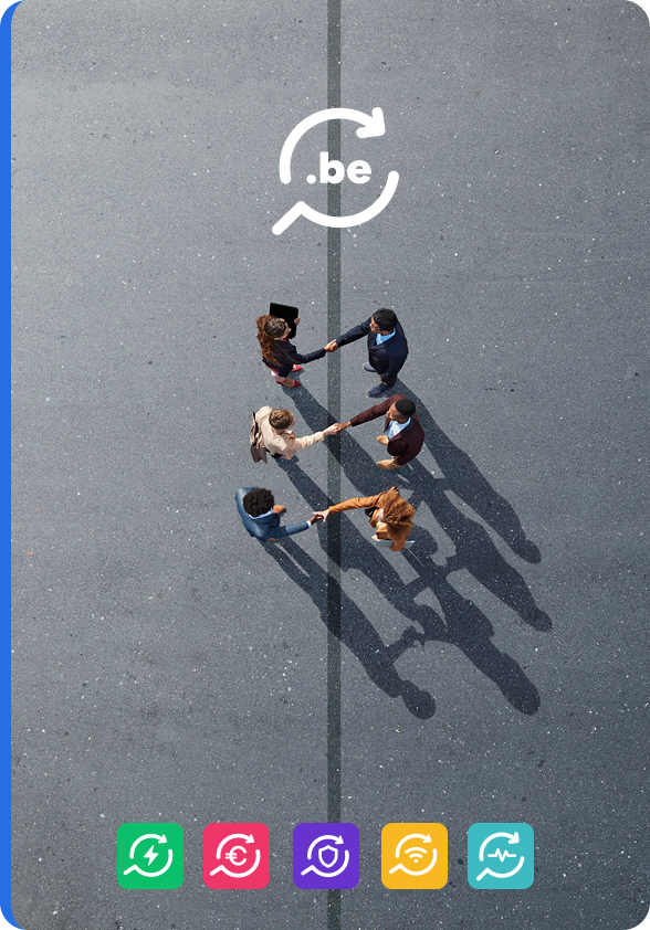 Luchtfoto van vijf mensen die in een cirkel op een weg staan en elkaar de hand schudden, als symbool voor samenwerking. Boven hen staat een ‘.be’-logo met cirkelvormige pijlen. De afbeelding illustreert dat Mijnvergelijker.be verschillende vergelijkingsmerken samenbrengt op één platform.