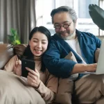 Koppel bekijkt de beste internetproviders volgens TestAankoop in hun zetel