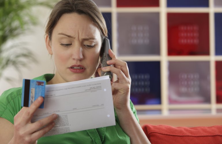 Vrouw betaalt haar telecomfactuur via domiciliëring.