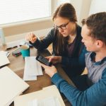 Koppel bekijkt via hun smartphone of ze aanspraak kunnen maken op het sociaal telecomtarief.