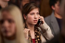 Vrouw belt met haar smartphone dat 3g compatibel is in een menigte.