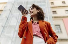 Vrouw spreekt een voicemail in op haar iPhone.