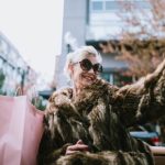 Oudere dame geniet van Black Friday deals voor smartphones