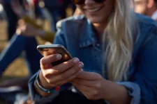 Vrouw verbruikt mobiele data terwijl ze haar sociale media op haar smartphone bekijkt