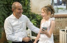 Meisje krijgt smartphone cadeau voor haar communie