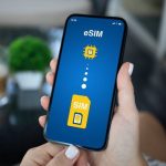 Man installeert esim op zijn nieuwe smartphone van iPhone