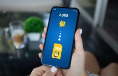 Man installeert esim op zijn nieuwe smartphone van iPhone