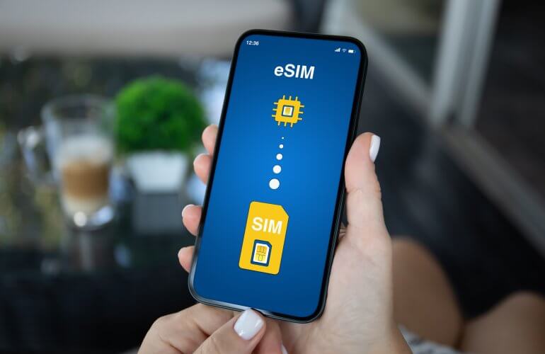 Man installeert esim op zijn nieuwe smartphone van iPhone