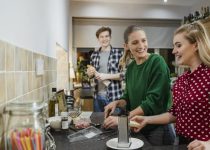 Kotstudenten koken met drie in hun keuken.