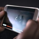 Man bekijkt YouTube-fimpje dat vastloopt door te trage wifi