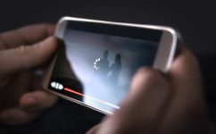 Man bekijkt YouTube-fimpje dat vastloopt door te trage wifi