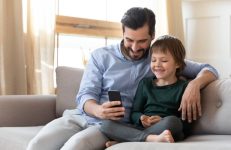 Vader en zoon kijken naar de smartphone
