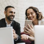 Vrouw en man bekijken de goedkope prijzen voor telecom op Mijnvergelijker.be