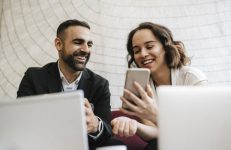 Vrouw en man bekijken de goedkope prijzen voor telecom op Mijnvergelijker.be