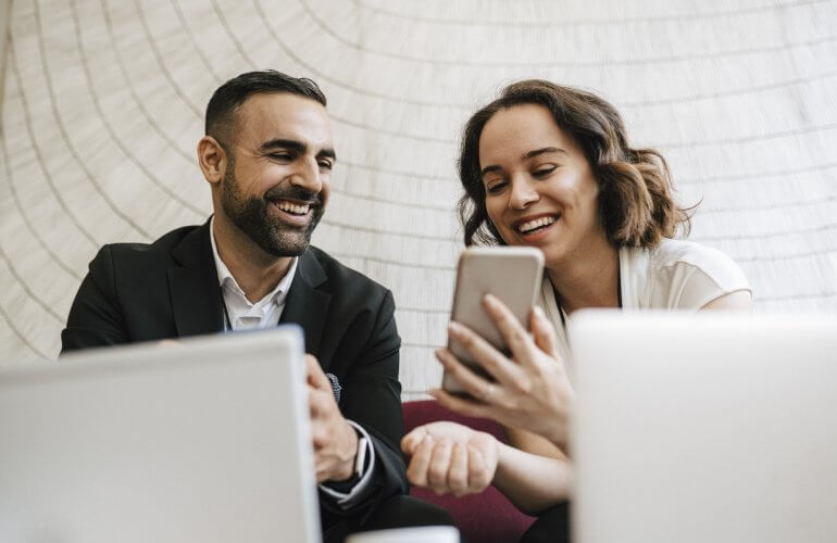 Vrouw en man bekijken de goedkope prijzen voor telecom op Mijnvergelijker.be