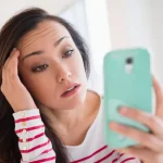 Vrouw frustreert zich omdat haar smartphone niet werkt door beperkte mobiele dekking.