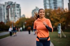 Vrouw luistert naar Spotify tijdens het sporten