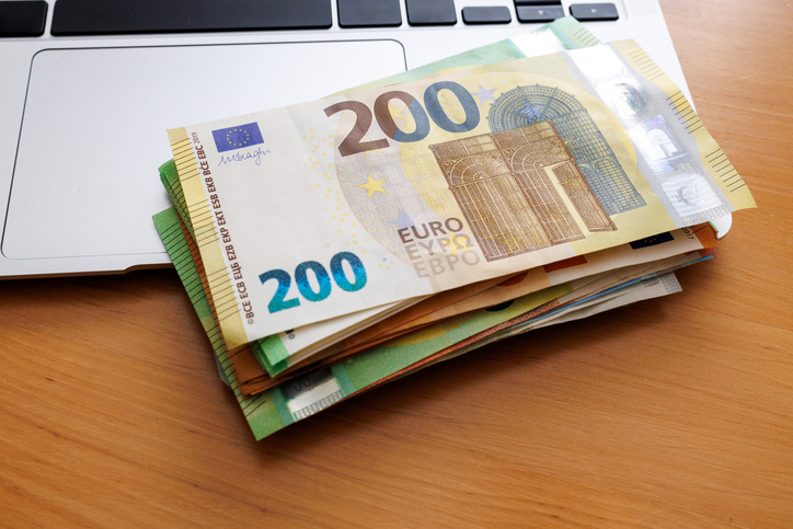 Stapel geld ligt op laptop