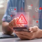 iemand kijkt op telefoon met waarschuwingssignalen