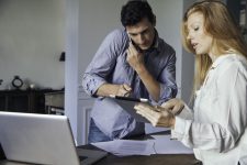 Man en vrouw bekijken tablet