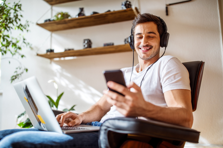 Man luistert naar muziek via app op smartphone