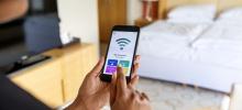 Publieke wifi versus mobiel internet: hoe blijf je veilig verbonden onderweg?