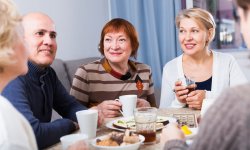 familie haalt herinneringen op tijdens koffietafel van overleden echtgenoot