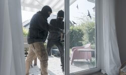 Twee mannen proberen in te breken in huis