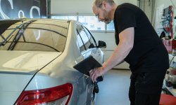Man haalt blutsen uit zijn auto