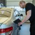 Man haalt blutsen uit zijn auto