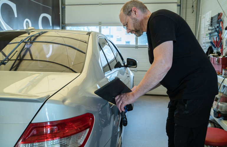 Man haalt blutsen uit zijn auto
