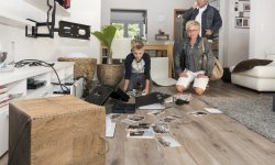 Familie ontdekt dat is ingebroken bij hen thuis.