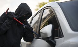 Dief breekt in auto in.