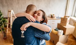 Man komt inwonen in het huis van zijn vriendin.