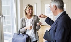 Vrouw die nieuwe eigen woning kocht, krijgt sleutels van de eigenaar.